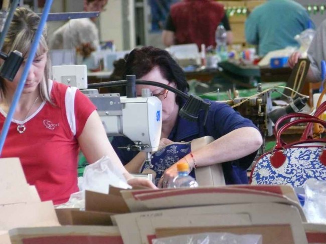 Tschech Mitarbeiterin beim Tasche herstellen 